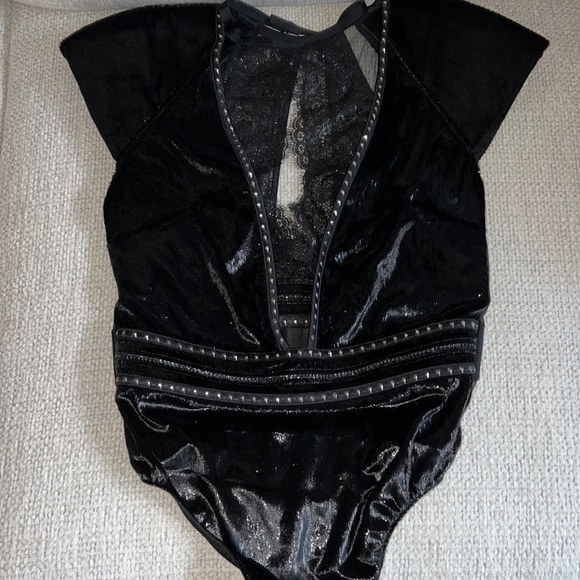 Victoria’s Secret Velvet and Lace Bodysuit NWOT - Picture 4 of 4